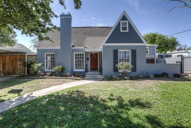 Photo - 606 Avenue of Oaks St Casa