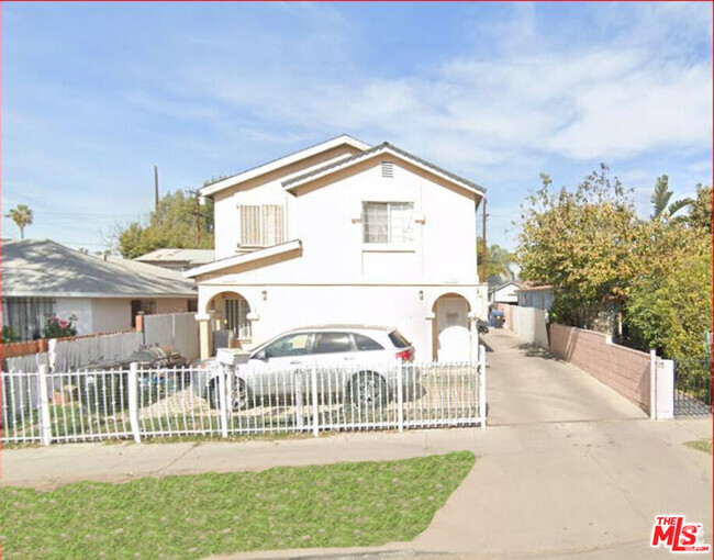 Building Photo - 1735 W 55th St Rental
