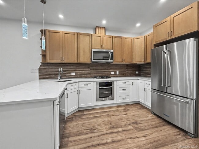 Building Photo - 71-11 72nd St Unit 2