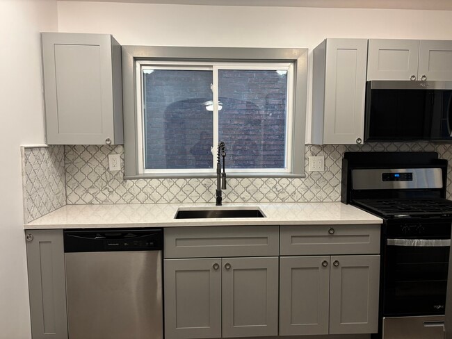 Building Photo - 1132 Northampton St Unit 1st Floor