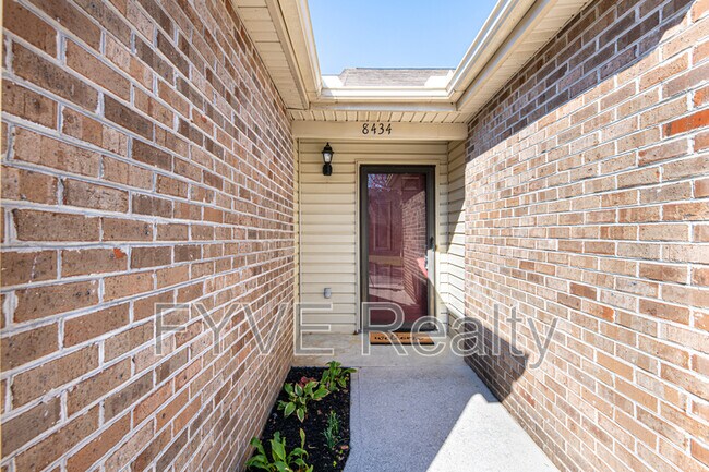 Photo - 8434 Norway St