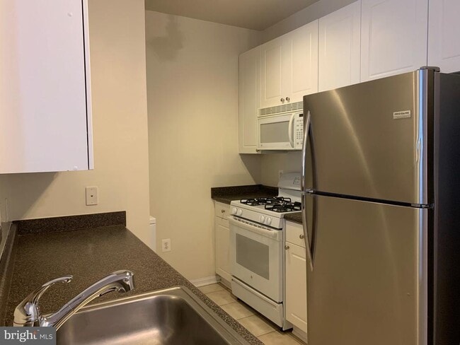 Building Photo - 2791 Centerboro Dr