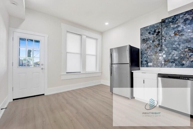 Photo - 944 N Damen Ave