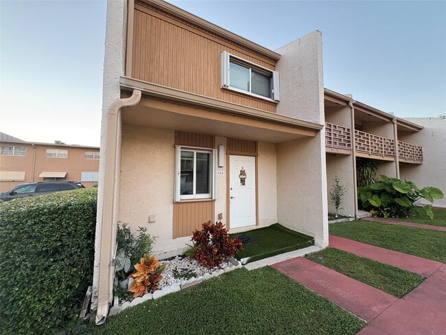 Building Photo - 2831 Pierce St Unit 100