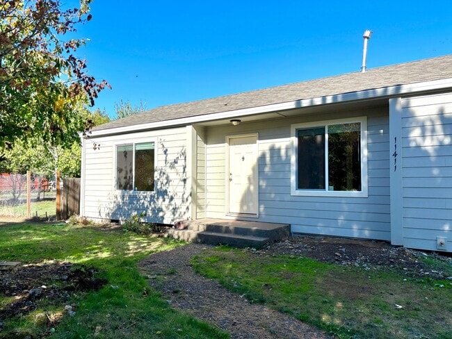 Building Photo - Powellhurst-Gilbert Updated 4 Bedroom/2 Ba...