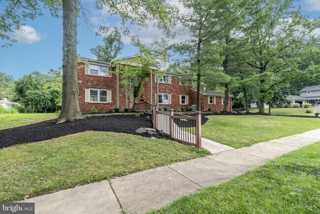 1800 Lark Ln