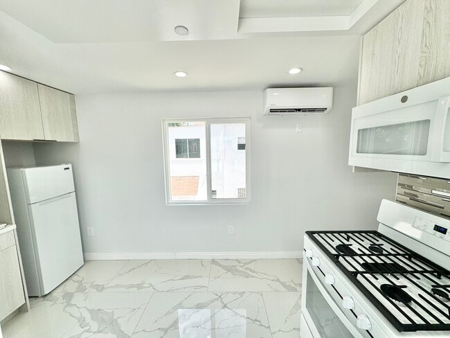 Photo - 515-518 3/4 N Mariposa Ave Unit 515 3/4
