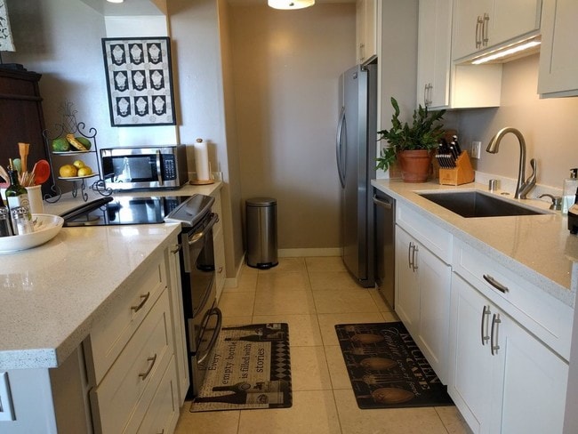 Kitchen - 2600 Pualani Way Unit 405