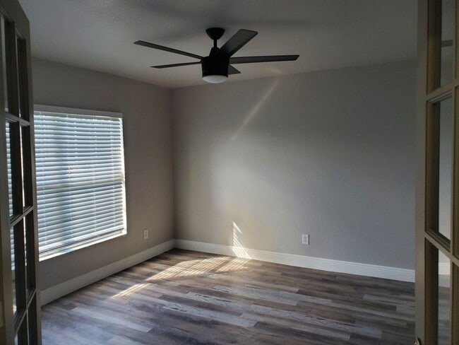 Photo - 445 Reading St