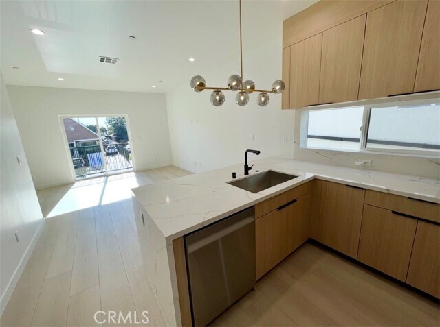 Photo - 611 W 41st Pl