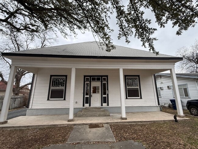 Building Photo - Updated 3 Bed / 2 Bath Near Downtown | Move-In Ready + Fridge Included