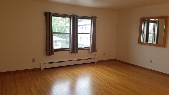 Sala de estar - 1022 Arkwright St N Unidad 6