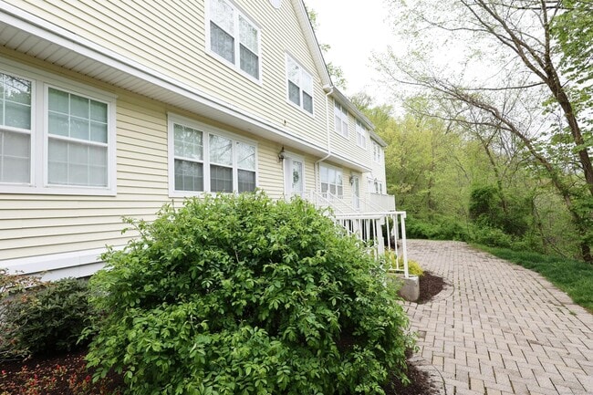 Building Photo - 633 Danbury Rd Unit 22