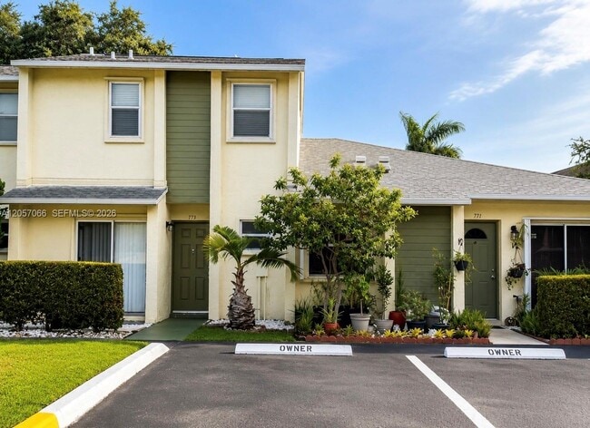 Building Photo - 773 Crystal Lake Dr
