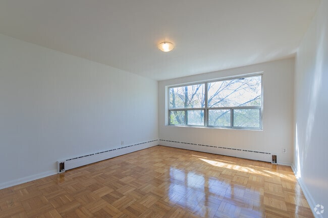 1BR, 1BA - 624SF - Bedroom - 7 Glazebrook Ave Unit 8