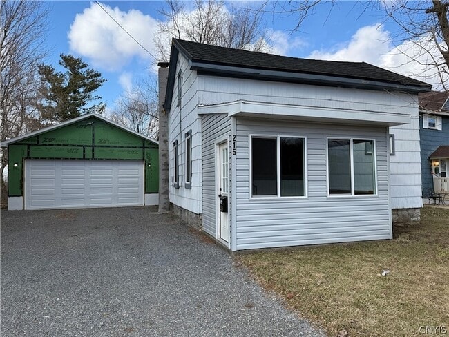 Photo - 215 E Hoard St