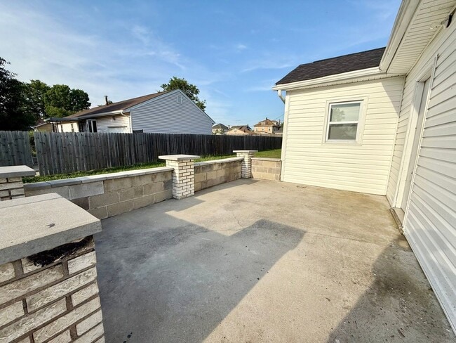 Photo - Cottage with a large porch