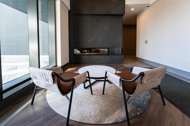 Photo - 1007 The Queensway Unité 609