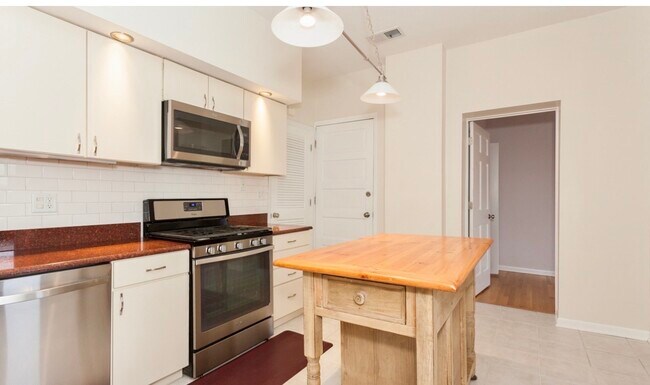 Photo - 2204 N Clybourn Ave Unidad 3 bed 2 bath in lincoln park