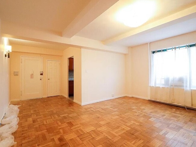 Building Photo - 5 Metropolitan Oval Unit 7B