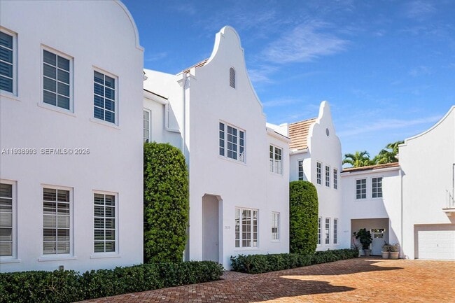 Building Photo - 1109 Campo Sano Ave