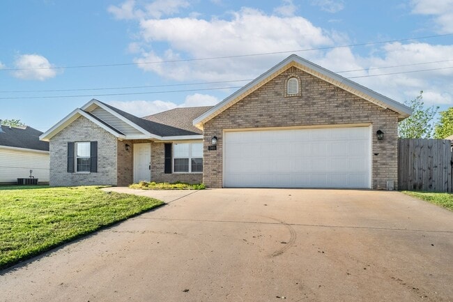 Photo - Centerton Sanctuary: 3-Bedroom, 2-Bathroom Rental with Expansive Backyard