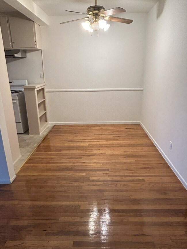 Dining Room - 7704 Romaine St Unidad 8