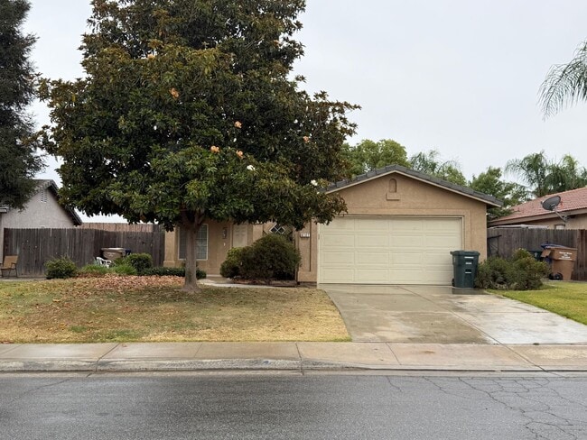 Building Photo - Take a look at this Gorgeous NW Bakersfield Home