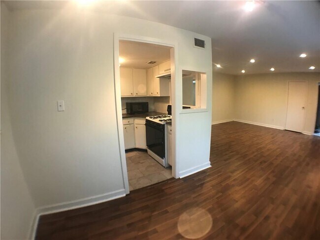 Photo - 706 W 34th St Unit 101