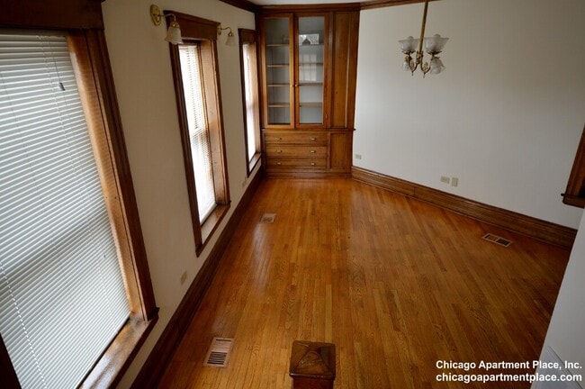 Photo - 2329 N Halsted St