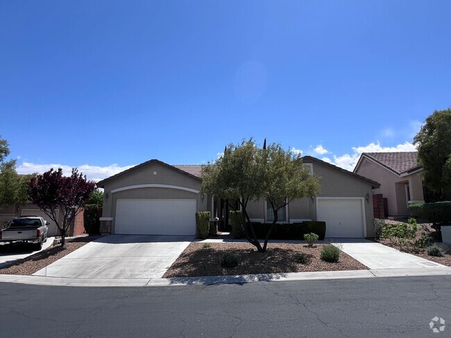 Building Photo - Stunning 4-Bed 3 Car Garage Gated Single S... Rental