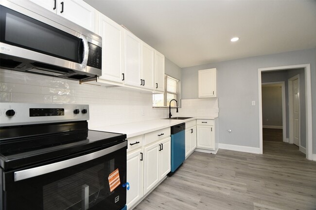 Building Photo - 5429 De Lange Ln