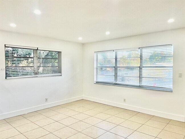 Building Photo - 2255 SE 5th St Unit 10