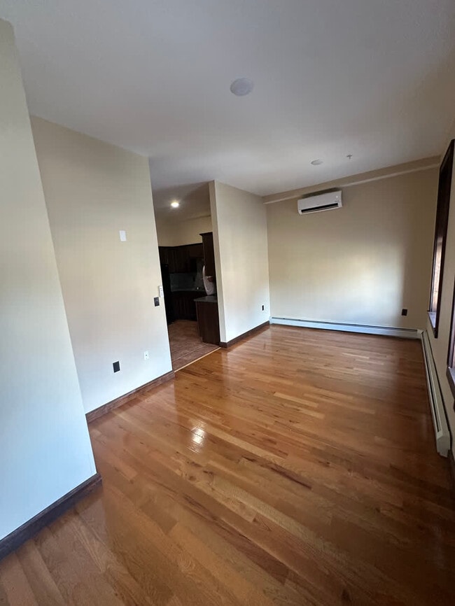 Livingroom - 751 N Salina St Unidad 1