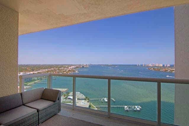 Building Photo - 2650 Lake Shore Dr Unit 2203