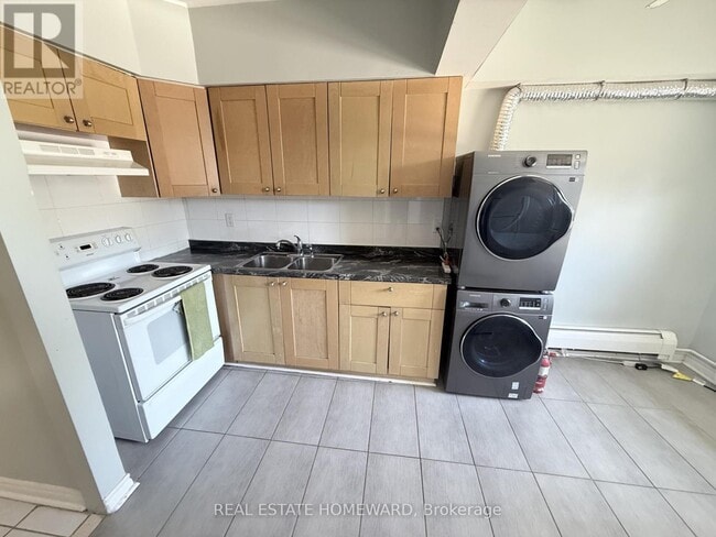 Photo - 611 Danforth Ave