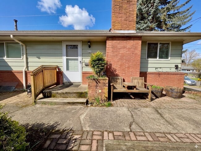 Photo - Spacious 2 Bedroom 1 Bathroom Unit Located in a Great Area Just a Few Blocks From The Hawthorne D...