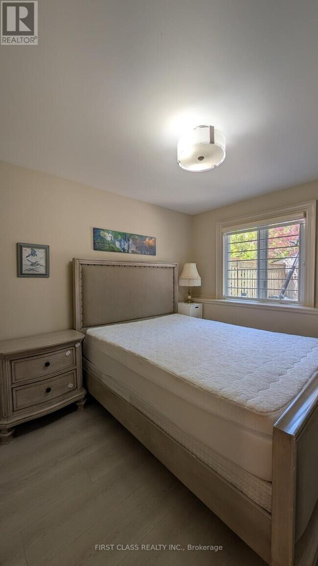 Photo - 424 Roehampton Ave