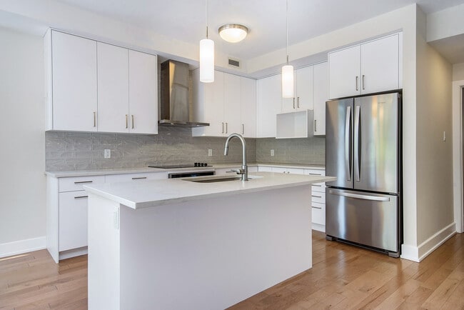 Photo - 30 Chapleau Av Unit 1