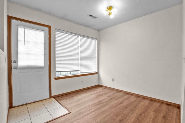 Photo - Dawn Dr. 1460 -1462 Unit Dawn 1462