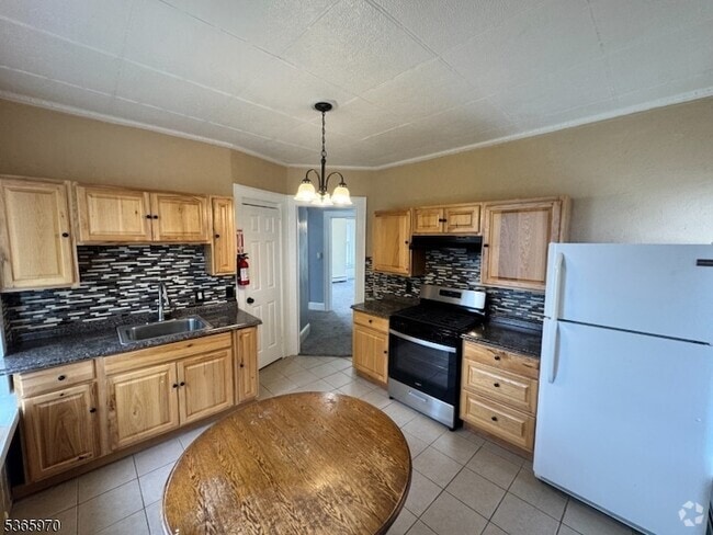 Building Photo - 156 Brown Ave Unit 2 Rental