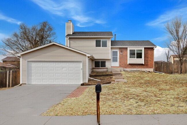 Corner Lot Charmer Near Fort Carson & Pete... - Corner Lot Charmer Near Fort Carson & Pete... Apartment