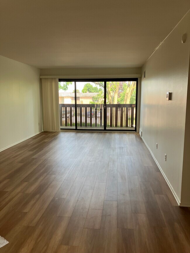 Building Photo - 1265 S Maple Rd Unit 207
