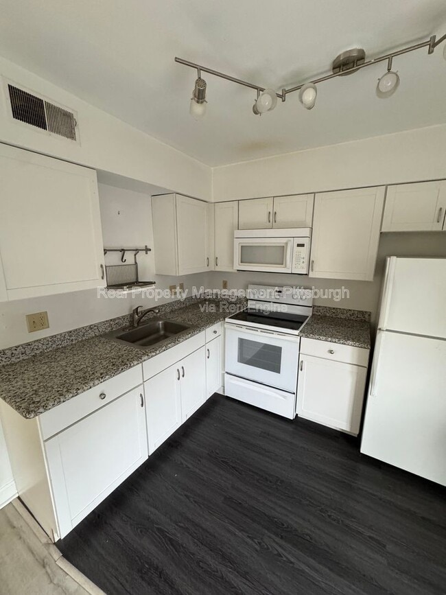 Photo - 3271 Niagara Square