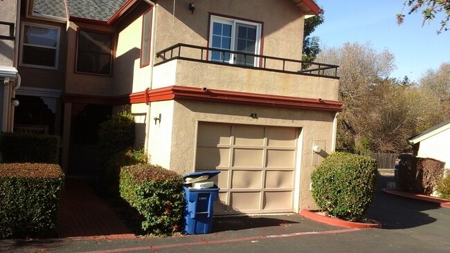 Building Photo - 3 Bedroom 2.5 Bath Condo Near Laguna Lake