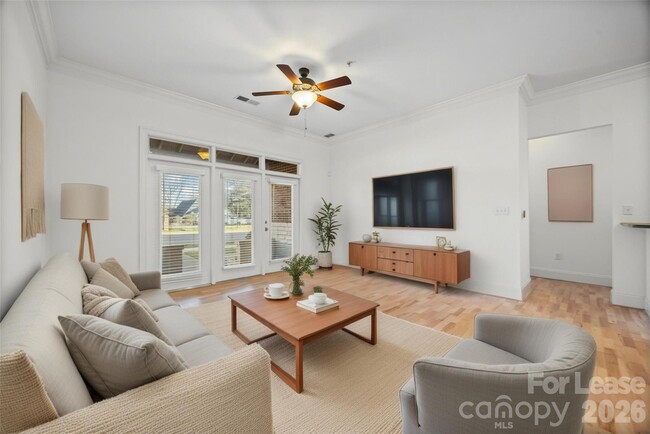 Building Photo - 2938 Selwyn Ave Unit 108