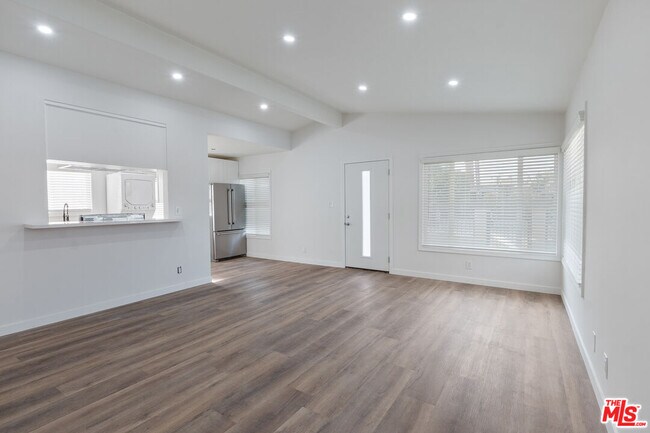 Photo - 10806 Doty Ave