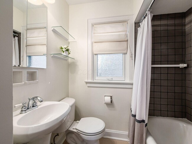 Photo - 781 Bruck St