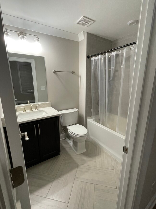 Baño de la planta baja - 707 Brennan Dr
