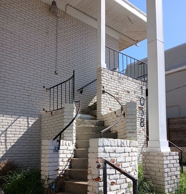 Building Photo - Comepletely Remolded 1 bedroom Apartments ...